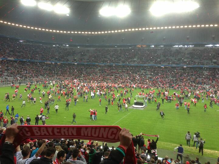 Fans in der Allianz Arena stürmen den Rasen. Die Bilder