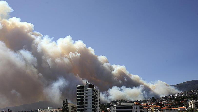 Bei einem Waldbrand auf der zu Portugal gehörenden Atlantik-Insel Madeira sind drei Menschen ums Leben gekommen. Die Bilder. Bei einem Waldbrand auf der zu Portugal gehörenden Atlantik-Insel Madeira sind drei Menschen ums Leben gekommen. Die Bilder.
