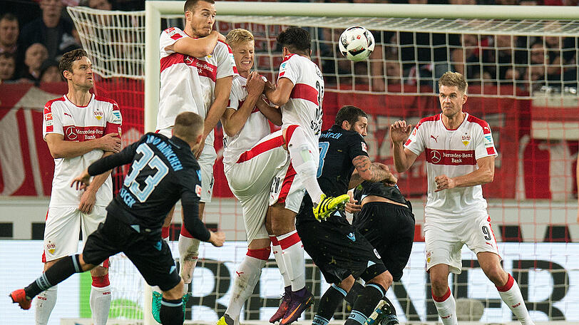 Wer steigt diesmal höher? Szene aus der bislang letzten Begegnung zwischen dem TSV 1860 München und dem VfB Stuttgart am 21. Oktober 2016 in Stuttgart.