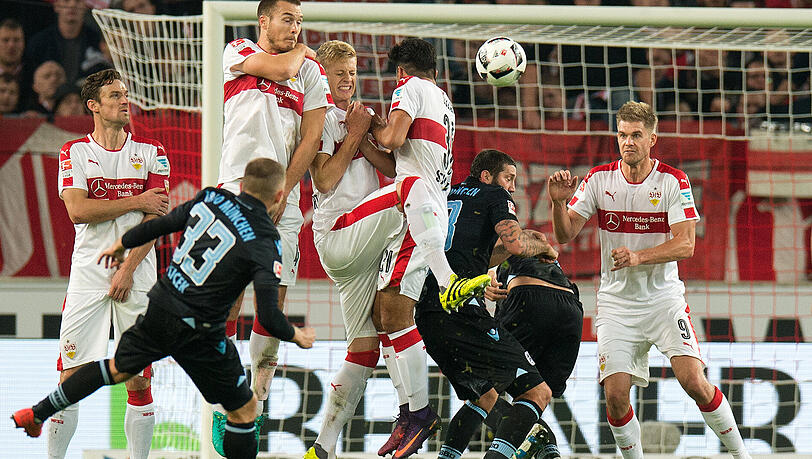 Wer steigt diesmal höher? Szene aus der bislang letzten Begegnung zwischen dem TSV 1860 München und dem VfB Stuttgart am 21. Oktober 2016 in Stuttgart. Wer steigt diesmal höher? Szene aus der bislang letzten Begegnung zwischen dem TSV 1860 München und dem VfB Stuttgart am 21. Oktober 2016 in Stuttgart.