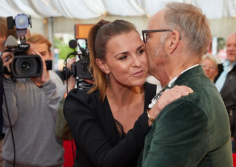 Fernsehmoderatorin Laura Wontorra und Reinhold Beckmann