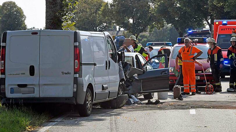 Der Transporter krachte frontal mit dem Mercedes zusammen. Die Bilder vom Unfallort in Sauerlach.