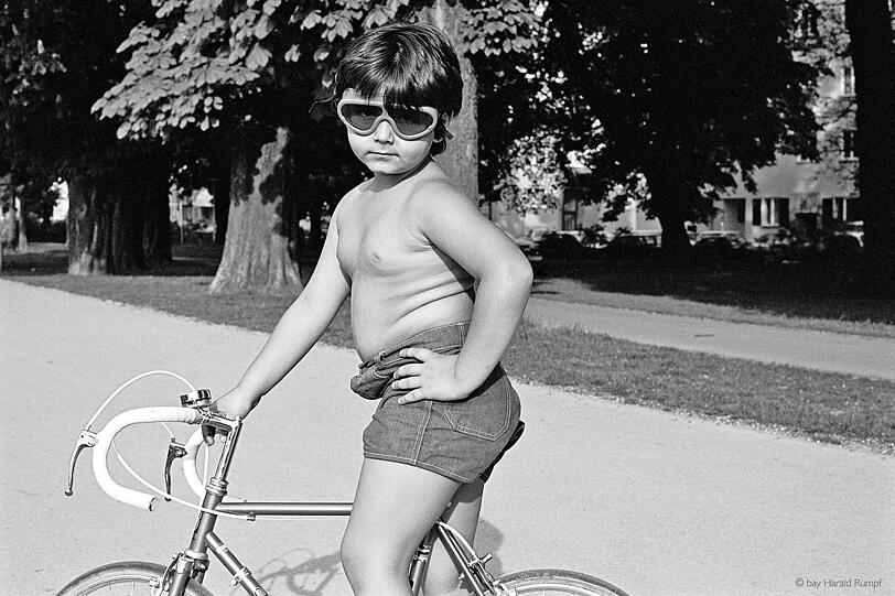 Auch 1981: Ein selbstbewusster Bub mit seinem Rennradl an der Isar.