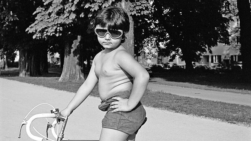 Auch 1981: Ein selbstbewusster Bub mit seinem Rennradl an der Isar. Auch 1981: Ein selbstbewusster Bub mit seinem Rennradl an der Isar.