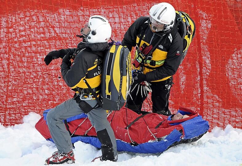Im Januar 2011 erwischte es den Südtiroler Siegmar Klotz schwer: Nach seinem Sturz an der Hausbergkante muss er von den Rettungskräften in Sicherheit gebracht werden.