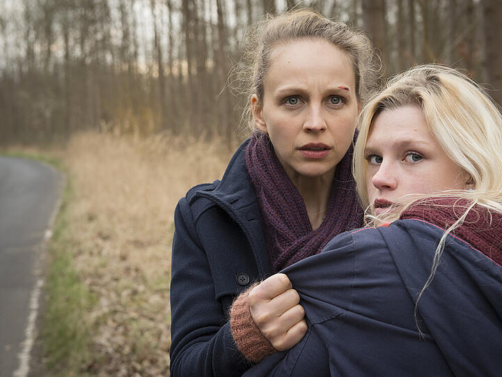 Helen (Petra Schmidt-Schaller, l.) beobachtet Nicole Hohlbein (Sinje Irslinger) an der Unfallstelle. "Die kalte Wahrheit" um 20:15 Uhr im ZDF.