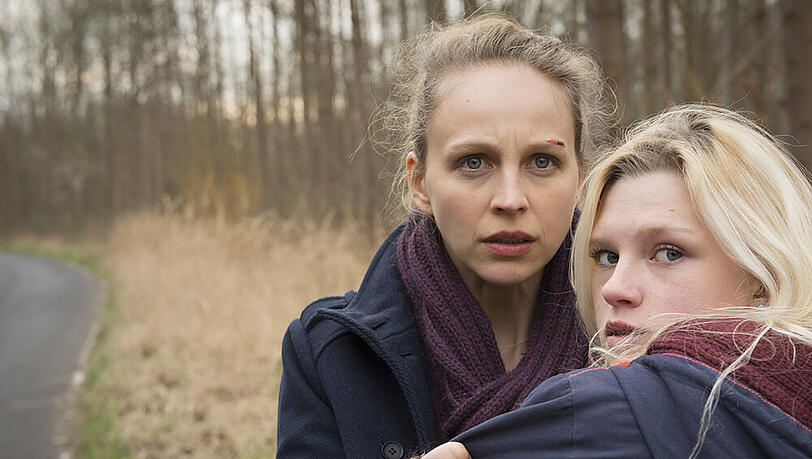 Helen (Petra Schmidt-Schaller, l.) beobachtet Nicole Hohlbein (Sinje Irslinger) an der Unfallstelle. "Die kalte Wahrheit" um 20:15 Uhr im ZDF. Helen (Petra Schmidt-Schaller, l.) beobachtet Nicole Hohlbein (Sinje Irslinger) an der Unfallstelle. "Die kalte Wahrheit" um 20:15 Uhr im ZDF.
