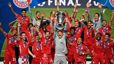 Die goldene Krönung: Der FC Bayern um Kapitän Manuel Neuer (mit Pokal) setzt sich im Finale der Champions League gegen Paris durch und macht so das Triple - das zweite der Klub-Geschichte - perfekt.