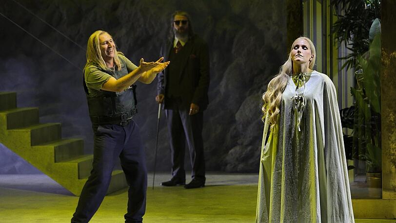 Andreas Schlager (von links) als Siegfried, Igor Schwab als Grane und Daniela Köhler als Brünnhilde im dritten Akt von "Siegfried". Andreas Schlager (von links) als Siegfried, Igor Schwab als Grane und Daniela Köhler als Brünnhilde im dritten Akt von "Siegfried".