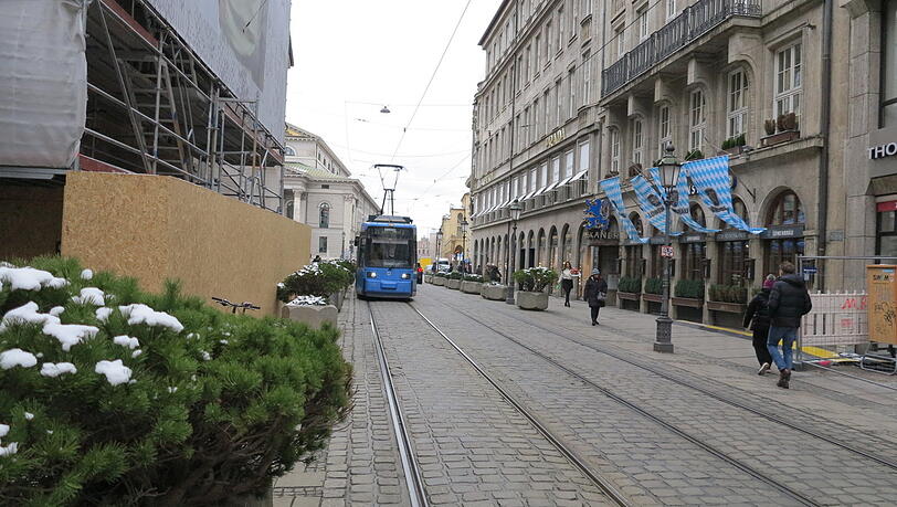 Zum Vergleich: Vorher war zwischen Blumencontainern und Tram gefährlich wenig Platz. Zum Vergleich: Vorher war zwischen Blumencontainern und Tram gefährlich wenig Platz.