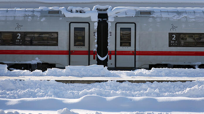 Ein mit Schnee bedeckter ICE steht im Hauptbahnhof. Nach dem starken Wintereinbruch Anfang Dezember in Bayern gab es bei der Bahn noch tagelang massive Einschränkungen.