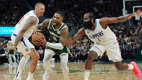 Überragender Mann auf dem Platz war Damien Lillard (M) mit 41 Punkten für die Milwaukee Bucks.