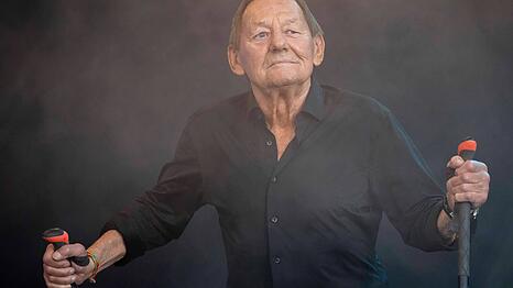 Trotz seines hohen Alters steht Wolfgang Ambros noch regelmäßig auf der Bühne – wie hier in Wien beim Donauinselfest im vergangenen Jahr.