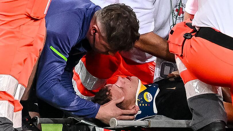 Robin Fellhauer (FC Augsburg) verletzte sich am Ende des Spiel gegen Bayern am Kopf