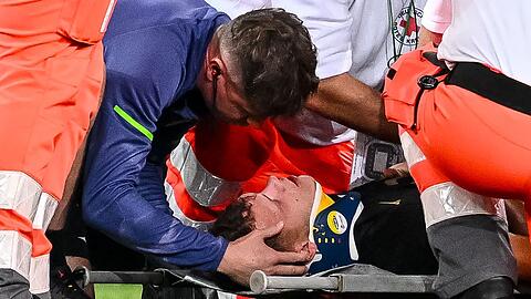 Robin Fellhauer (FC Augsburg) verletzte sich am Ende des Spiel gegen Bayern am Kopf
