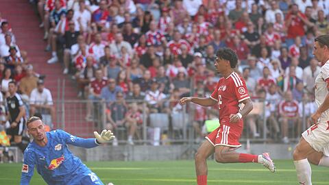 Nathaniel Brown (M) trifft erstmals für den FC Bayern. Nathaniel Brown (M) trifft erstmals für den FC Bayern.