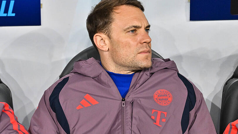 Der verletzte Bayern-Kapit&auml;n Manuel Neuer sitzt im Trainingsanzug auf der Bank &ndash; seine Zukunft im Tor und der Zeitpunkt des Comebacks bleiben offen.