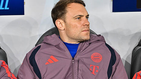 Der verletzte Bayern-Kapit&auml;n Manuel Neuer sitzt im Trainingsanzug auf der Bank &ndash; seine Zukunft im Tor und der Zeitpunkt des Comebacks bleiben offen.