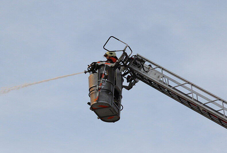 Am Nachmittag wurde die Feuerwehr zu einem Brand eines Bauernhofes mitten in St. Leonhard, Gemeinde Wonneberg gerufen. Bei dem Brand wurden drei Personen verletzt. Da das Löschwasser knapp war, mussten Leitungen über einen Kilometer lang verlegt werden.