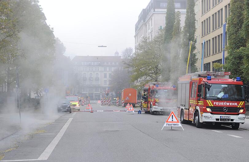 Max-Joseph-Straße: 
Der Sicherheitsdienst eines Büro- und Geschäftshauses entdeckt gegen 8 Uhr, dass siedend heißes Wasser aus einer Fernwärmeleitung austritt. Der gesamte Keller sowie eine zweistöckige Tiefgarage und die Aufzugschächte sind überflutet. Der Sicherheitsdienst der Stadtwerke München wird verständigt. In fünfstündiger Arbeit kann das Wasser abgepumpt werden.
