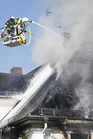 Das Feuer breitete sich vom Obergeschoss unters Dach aus.