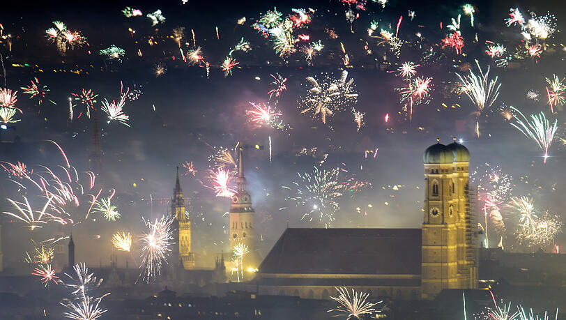 Knallig-bunt: die Silvesternacht 2018 in München.