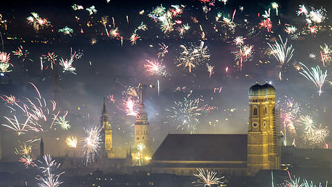 Knallig-bunt: die Silvesternacht 2018 in München.