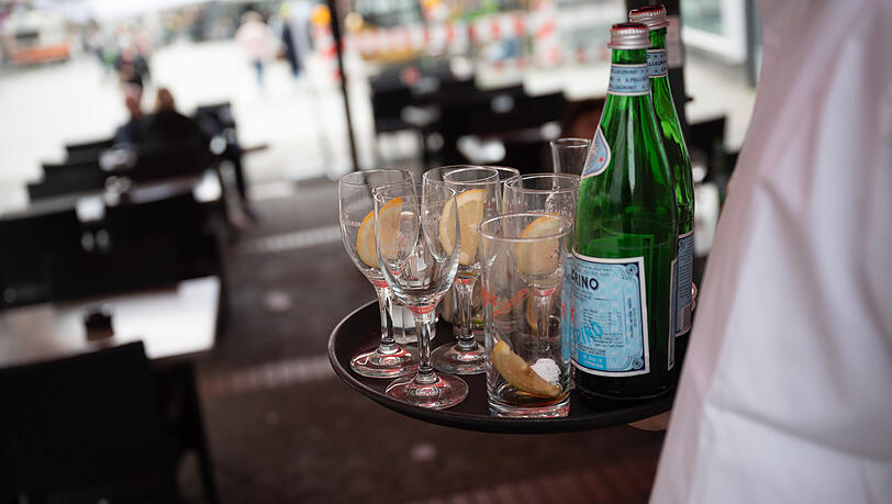 Knapp 51 Prozent der Befragten wollen die Gastronomie nach der Wiedereröffnung ein wenig oder stark anders nutzen. So wollen davon knapp 49 Prozent ihre Lieblingsgastronomie noch viel öfter besuchen und damit unterstützen, so die Ergebnisse der Umfrage. (Symbolbild)