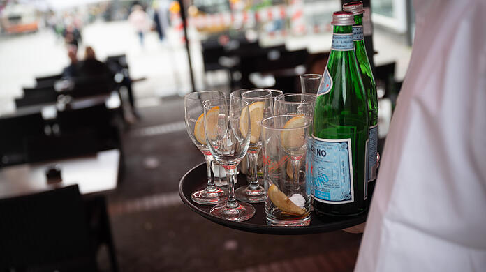 Knapp 51 Prozent der Befragten wollen die Gastronomie nach der Wiedereröffnung ein wenig oder stark anders nutzen. So wollen davon knapp 49 Prozent ihre Lieblingsgastronomie noch viel öfter besuchen und damit unterstützen, so die Ergebnisse der Umfrage. (Symbolbild)