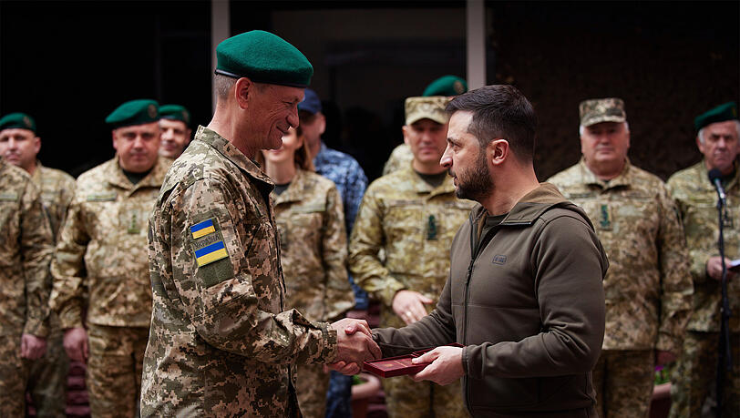 Wolodymyr Selenskyj (r.) bei der Übergabe von Auszeichnungen an ukrainische Grenzschützer im Hauptquartier des Grenzschutzes . Wolodymyr Selenskyj (r.) bei der Übergabe von Auszeichnungen an ukrainische Grenzschützer im Hauptquartier des Grenzschutzes .