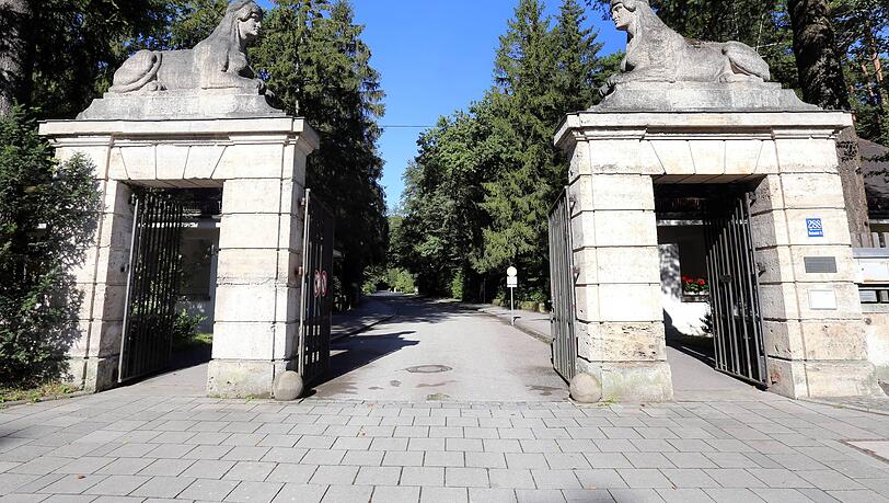 Einer der Eingänge zum Waldfriedhof. (Archivbild)