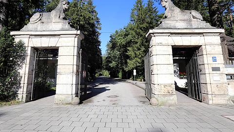 Einer der Eingänge zum Waldfriedhof. (Archivbild)
