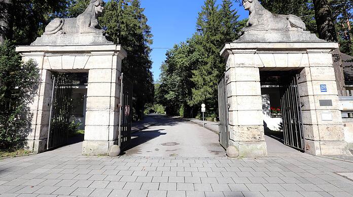 Einer der Eingänge zum Waldfriedhof. (Archivbild)