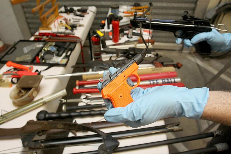 Unter den zahlreichen Waffen fand die Polizei bei der Wohnungsdurchsuchung auch die orange Schreckschusspistole: die Tatwaffe