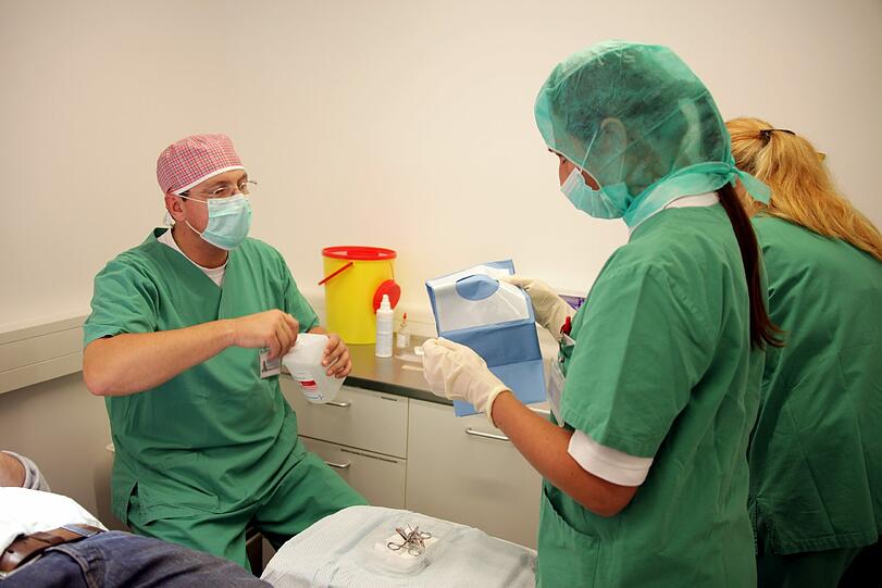 Sogar kleine Operationen werden im Sanitäterzelt durchgeführt...