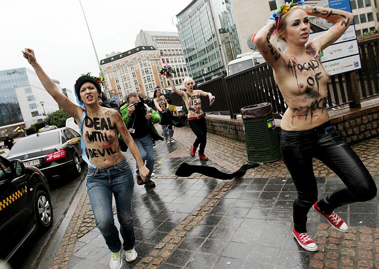 Gegen den  EU-Russland-Gipfel in Brüssel regt sich Widerstand. Vor dem Eintreffen von Putin demonstriert die Organisation FEMEN mit blanken Brüsten. Die Bilder der Demonstration, die von der Polizei aufgelöst werden muss.