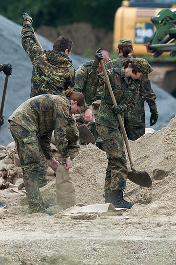 Die Lage in Deggendorf bleibt dramatisch: Am Dienstag haben gleich zwei Dämme den Wassermassen nachgegeben.