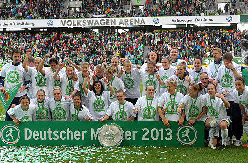 Die Meistermannschaft des VfL Wolfsburg eröffnet gegen den FC Bayern München die neue Saison der Frauen-Bundesliga.