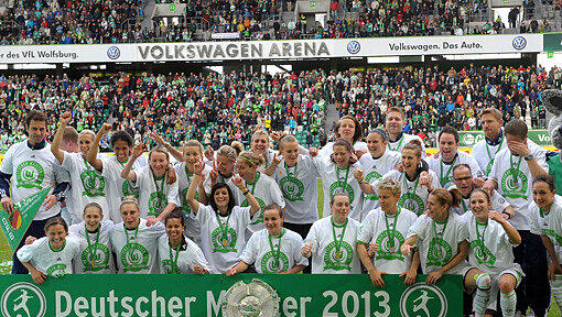 Die Meistermannschaft des VfL Wolfsburg eröffnet gegen den FC Bayern München die neue Saison der Frauen-Bundesliga. Die Meistermannschaft des VfL Wolfsburg eröffnet gegen den FC Bayern München die neue Saison der Frauen-Bundesliga.