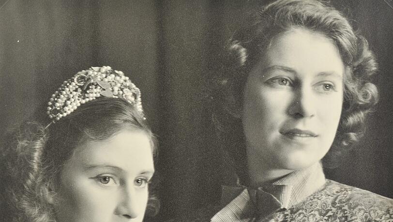 Die Prinzessinen Elizabeth und Margaret im Jahr 1943. Die Prinzessinen Elizabeth und Margaret im Jahr 1943.