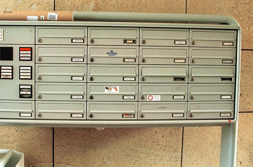 Wenn Sie verreisen, sorgen Sie dafür, dass Ihr Briefkasten nicht überquillt. Bitten Sie etwa einen Nachbarn, die Post für Sie zu leeren.