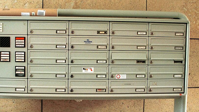 Wenn Sie verreisen, sorgen Sie dafür, dass Ihr Briefkasten nicht überquillt. Bitten Sie etwa einen Nachbarn, die Post für Sie zu leeren. Wenn Sie verreisen, sorgen Sie dafür, dass Ihr Briefkasten nicht überquillt. Bitten Sie etwa einen Nachbarn, die Post für Sie zu leeren.