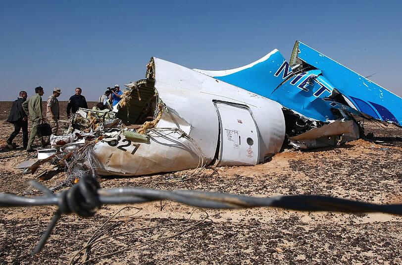Ein riesiges Trümmerstück des abgestürzten russischen Airbus A321 in der Wüste auf der Sinai-Halbinsel.