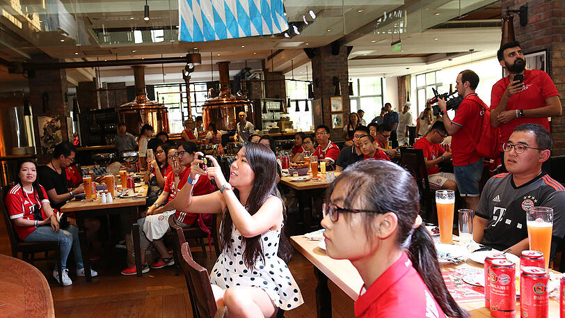 Bayern-Star Javi Martínez feiert mit den Fans im Paulaner Bräuhaus in Shanghai.