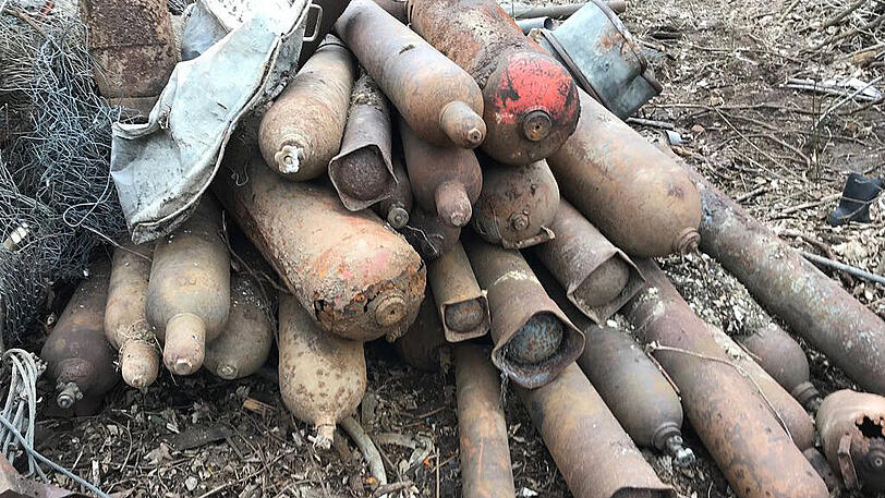Die Gasbehälter sind alle sehr unterschiedlich und mit teils brennbaren Stoffen wie Sauerstoff gefüllt. 98 der 133 Gasflaschen müssen deshalb gesondert entsorgt werden.