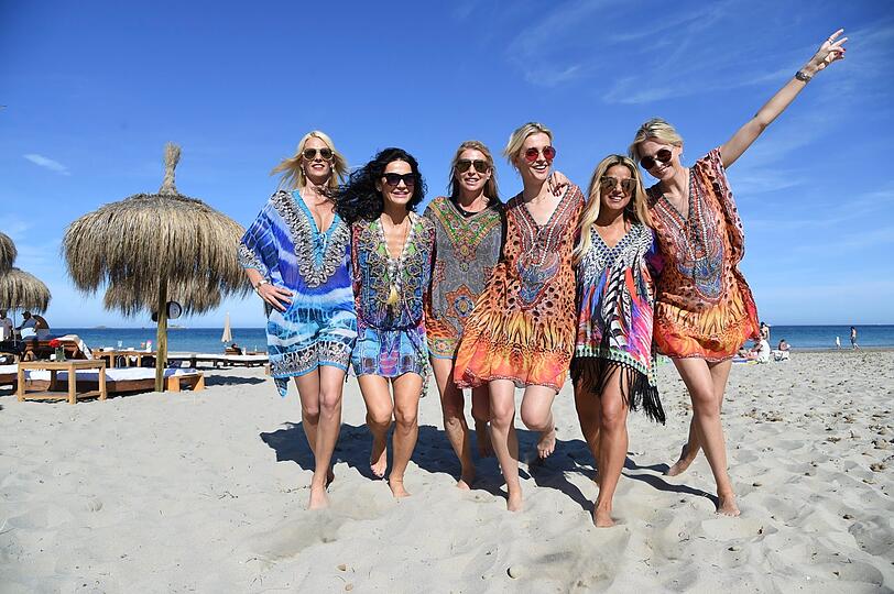 Die Promi-Ladys genießen den Strand auf Ibiza
