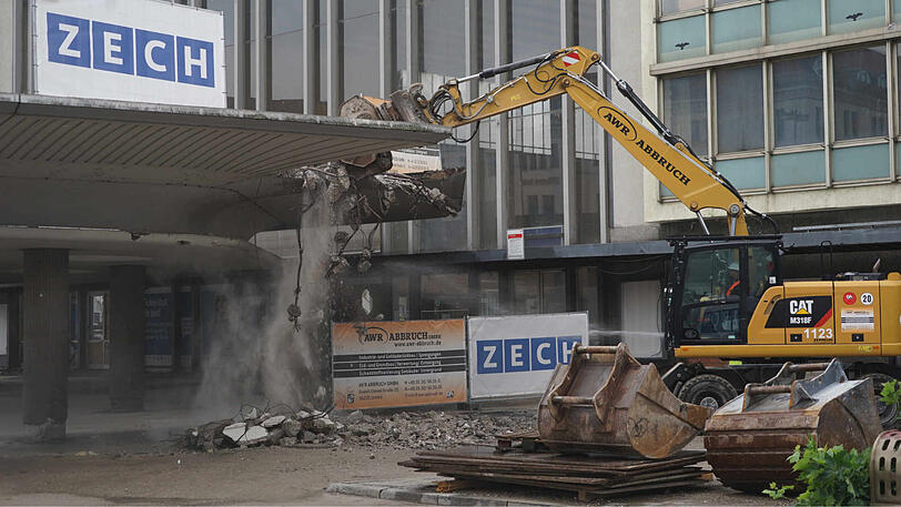 9. September: Der Schwammerl am Hauptbahnhof wird abgerissen. Der Anfang vom Ende des alten Münchner Hauptbahnhofs.