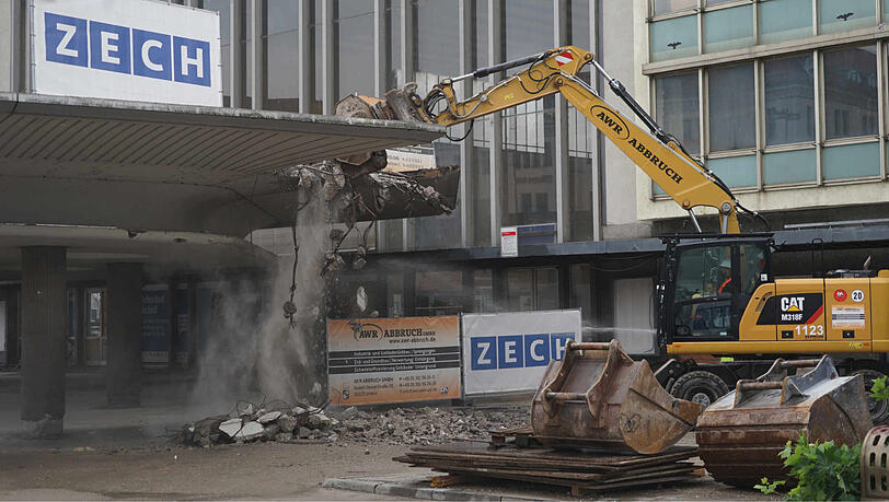 9. September: Der Schwammerl am Hauptbahnhof wird abgerissen. Der Anfang vom Ende des alten Münchner Hauptbahnhofs. 9. September: Der Schwammerl am Hauptbahnhof wird abgerissen. Der Anfang vom Ende des alten Münchner Hauptbahnhofs.