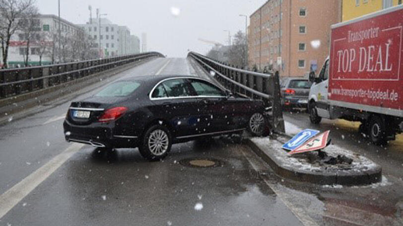 handelaar maniac Monarch Unfall am Frankfurter Ring in München: C-Klasse rammt Brückenmauer | Abendzeitung München handelaar maniac Monarch Unfall am Frankfurter Ring in München: C-Klasse rammt Brückenmauer | Abendzeitung München