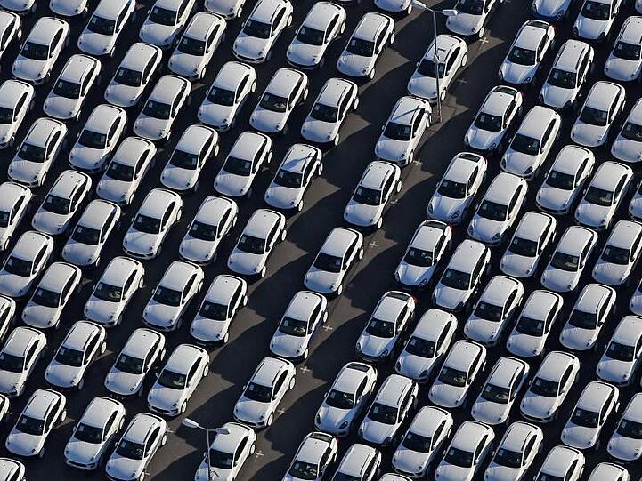 Neuwagen von Porsche stehen auf dem Gelände des Porsche Werks in Leipzig. In den meisten europäischen Automärkten ging es im März bei Neuzulaasungen abwärts.